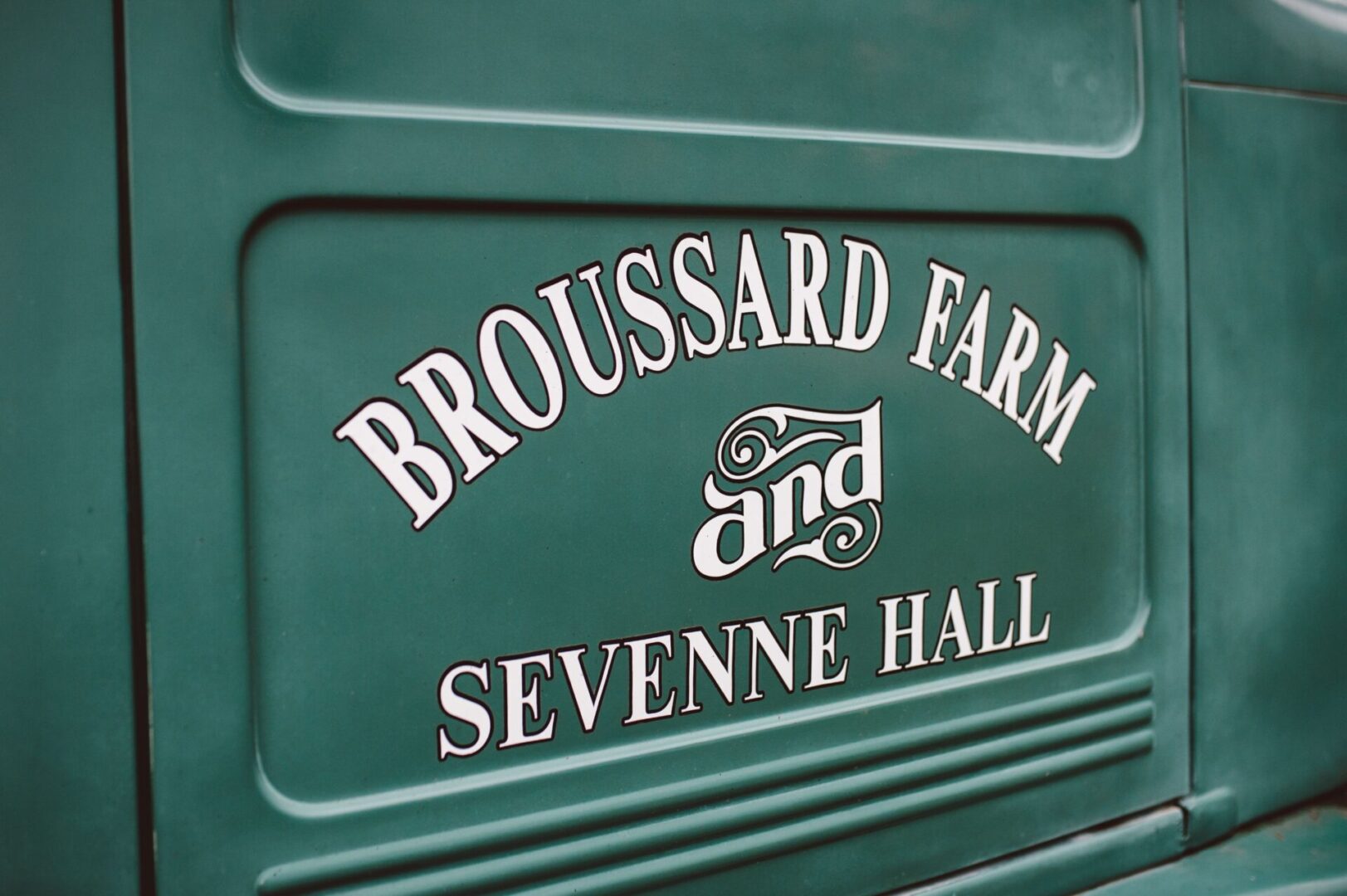 Broussard farm and sevenne hall sign green